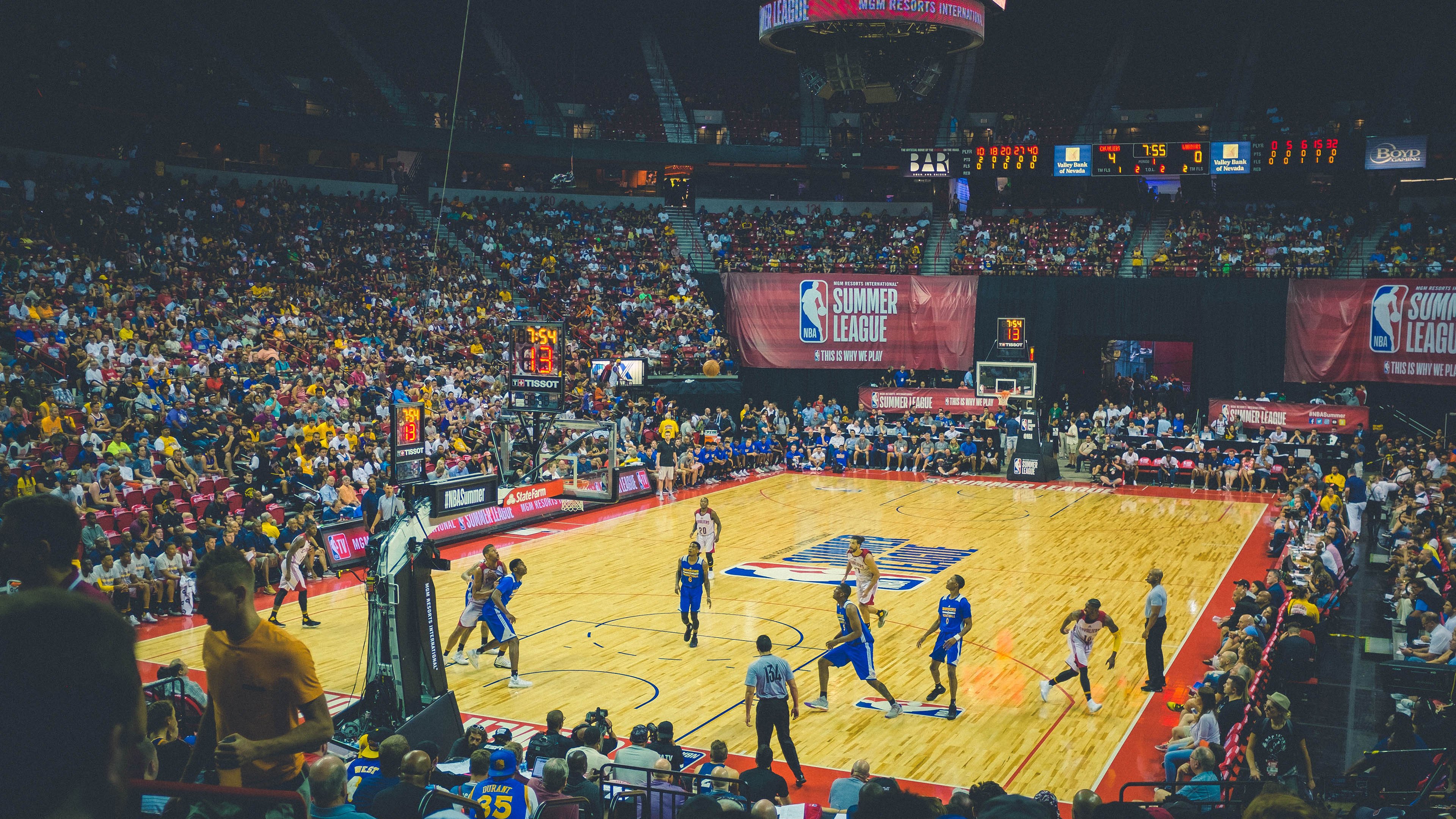 kaiyun.com-湖人训练营更新内容涉及全新战术布置，湖人训练基地在哪